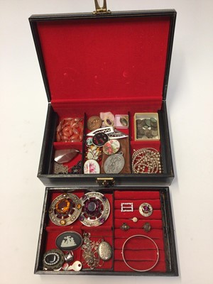 Lot 168 - Jewellery box containing silver and costume jewellery