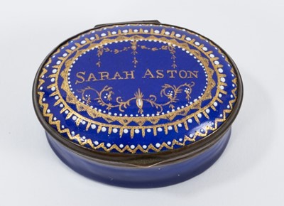 Lot 786 - A South Staffordshire enamel patch box, inscribed in gilt ‘Sarah Aston’, circa 1800