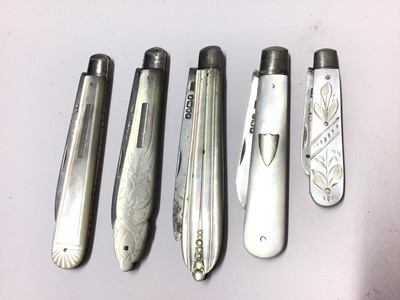 Lot 291 - George V silver and mother of pearl fruit knife, (Sheffield 1927), together with four other silver and mother of pearl fruit knives, various dates and makers (5)
