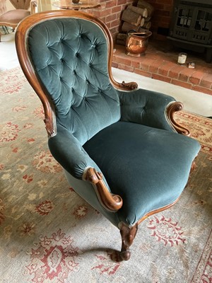Lot 1247 - Victorian walnut button back chair, with button upholstered spoon shaped back on carved cabriole legs
