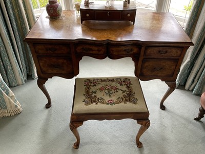 Lot 1260 - Queen Anne style walnut crossbanded dressing table and stool of shaped outline with five drawers about the kneehole on shell carved cabriole legs, together with ensuite stool, 121cm wide x 54cm de...