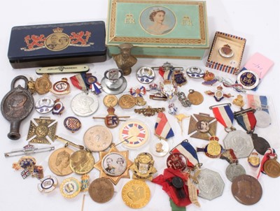 Lot 76 - Collection of Royal Commemorative enamel brooch pins and souvenir school medals and coins circa 1900-1977 (approx 100 plus)