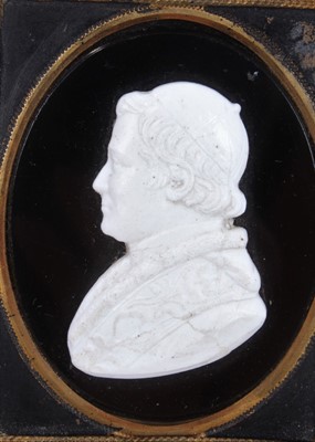 Lot 862 - 19th century carved glass cameo of a papal figure