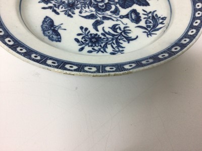 Lot 26 - A Worcester blue and white butter tub, cover and stand, circa 1770, decorated with floral sprays, 11cm diameter