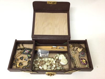 Lot 13 - Jewellery box containing vintage costume jewellery