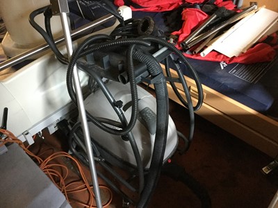 Lot 20 - Vacuum / floor cleaner