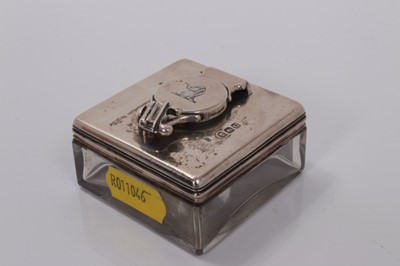 Lot 15 - George III silver mounted glass travelling inkwell with engraved elephant armorial to cover, (London 1815), maker ID, 5.5cm²