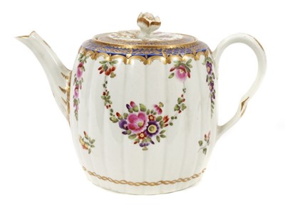 Lot 145 - Worcester teapot and cover