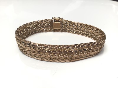 Lot 16 - 9ct gold bracelet with a quadruple row of entwined chain links, 20cm long
