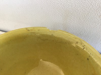 Lot 151 - A fine Chinese yellow and green glazed and incised bowl, Jiajing