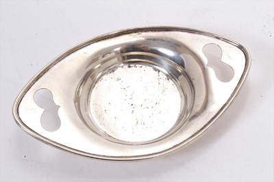 Lot 395 - Edwardian silver dish of oval form with pierced heart shaped panels, (Sheffield 1905), maker James Dixon and Sons, all at 2ozs, 15cm in length.
