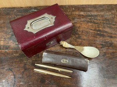 Lot 535 - Parker rolled gold propelling pencil and ballpoint, Victorian leather jewellery box and a gilt metal shell spoon
