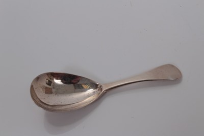 Lot 102 - George III silver caddy spoon with Old English pattern handle, London 1817, Walter Bateman I, 9.5 cm