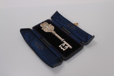 Lot 120 - Edwardian silver presentation key marked sterling and dated 1901 in fitted box 13 cm