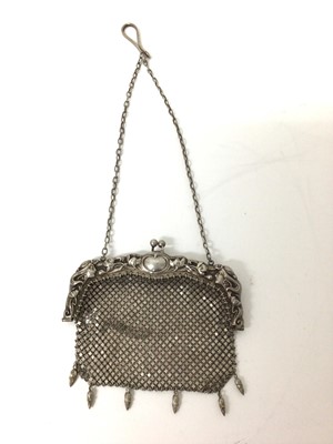 Lot 124 - Art Nouveau silver mesh purse with figure and floral decoration