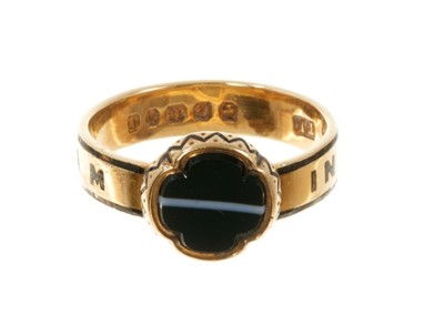 Lot 463 - Victorian gold enamel and banded agate mourning ring