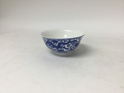 Lot 961 - Chinese blue and white dragon bowl - good quality