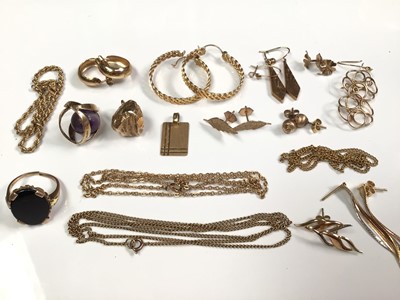 Lot 145 - Group 9ct gold and yellow metal jewellery