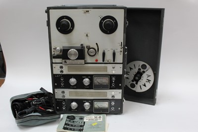 Lot 2212 - Akai M8 reel to reel tape recorder with manual and accessories