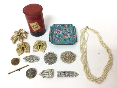 Lot 165 - Ladies gold 15ct bar brooch, Art Deco paste clips and sundry bijouterie