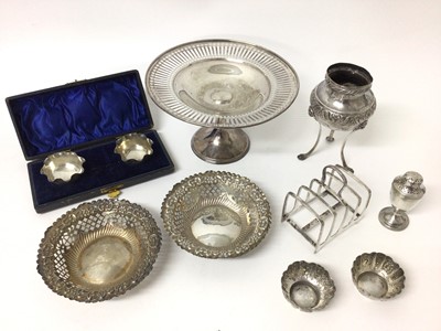 Lot 194 - Silver comport, silver toast rack, pair silver bon bon dishes and sundry silver (10)