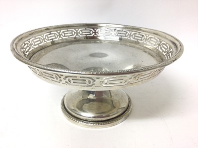 Lot 198 - 1930s silver fruit bowl with pierced border on pedestal ( Birmingham 1933) 22 cm diameter