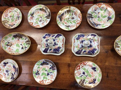 Lot 146 - Early 19th century part service of thumb and finger Japan pattern porcelain, unmarked but possibly Worcester, 16 pieces in total