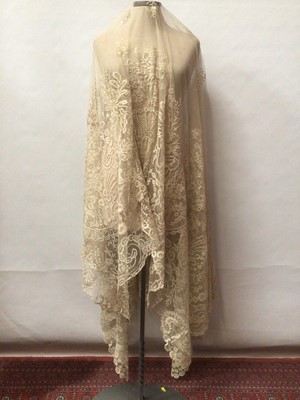 Lot 2131 - Vintage suitcase containing a quantity of antique lace including large square of muslin appliquéd net with gimp outline and needle-run infills. Carrickmacross large collar