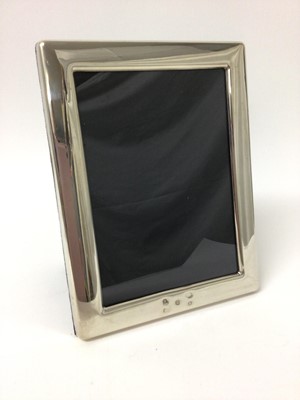 Lot 256 - Good quality contemporary silver photograph frame