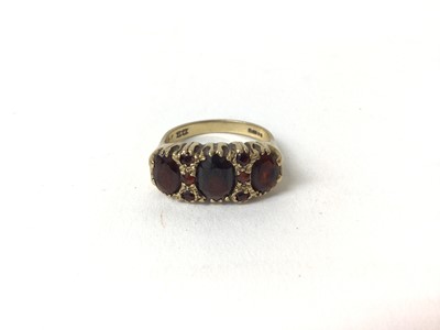 Lot 289 - 9ct gold garnet ring