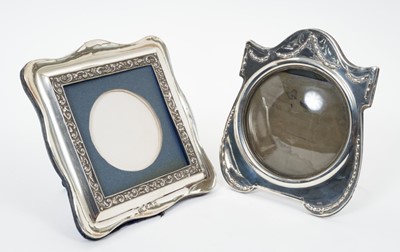 Lot 371 - Edwardian silver photograph frame with circular photo aperture, (Birmingham 1905)