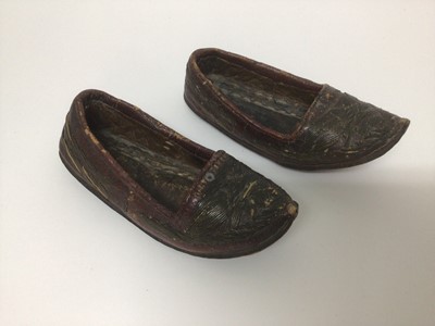 Lot 2068 - Pair of 18th or early 19th century Ottoman rede leather children's slippers / shoes with metal thread decoration, probably Constantinople.