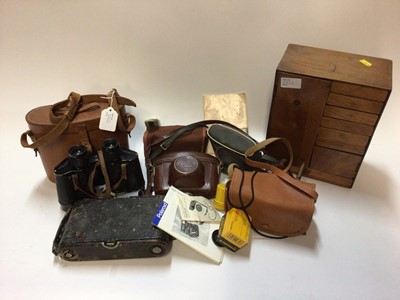 Lot 2352 - One box of mixed cameras
