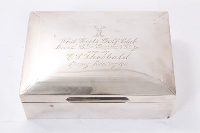 Lot 309 - George V silver cigarette box of rectangular form, with engraved presentation inscription 'West Herts Golf Club, Second Club Handicap Prize Won by E. J. Theobald, Spring Meeting 1911', (London 1911...