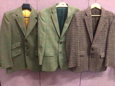Lot 2064 - Gentlemen's wool tweed jackets makes include The Highlands, Santinelli Shetland, Andre Balzac Tweedlands plus one other. Five jackets in total.