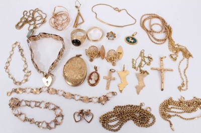 Lot 353 - Group of 14ct gold, 9ct gold and yellow metal jewellery to include bracelets, locket, chains, pendants etc.