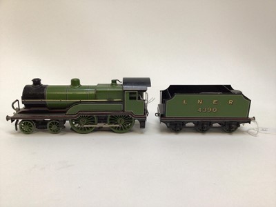 Lot 26 - Railway O Gauge locomotive and tender 4-4-0 LNER green livery No 4390