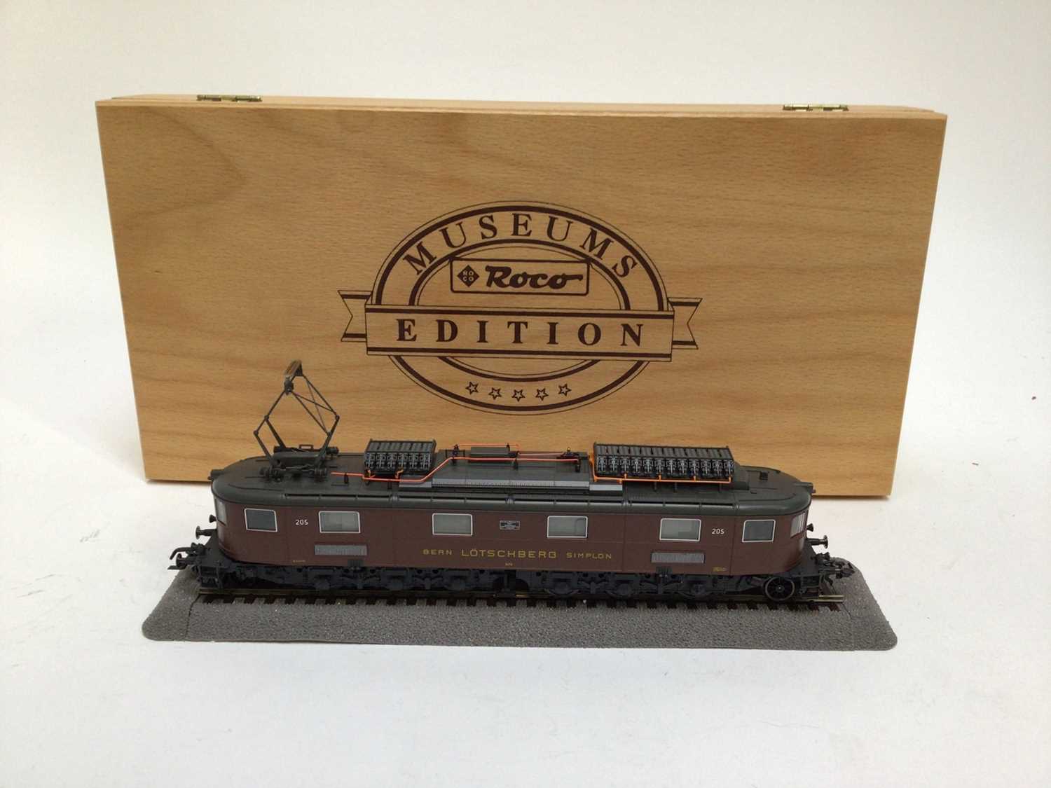 Lot 35 - Railway OO Gauge selection including Hornby "Sir Ironside", Heljan Metroploitan BoBo 9001, Golden Arrow Bullied leader hand built locomotive Roco Museums edition 43711 in wooden oresentation case (...