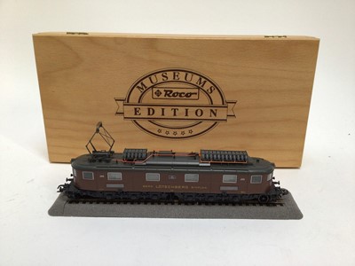 Lot 35 - Railway OO Gauge selection including Hornby "Sir Ironside", Heljan Metroploitan BoBo 9001, Golden Arrow Bullied leader hand built locomotive Roco Museums edition 43711 in wooden oresentation case (...