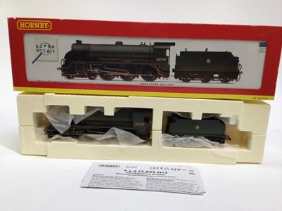 Lot 35 - Railway OO Gauge selection including Hornby "Sir Ironside", Heljan Metroploitan BoBo 9001, Golden Arrow Bullied leader hand built locomotive Roco Museums edition 43711 in wooden oresentation case (...