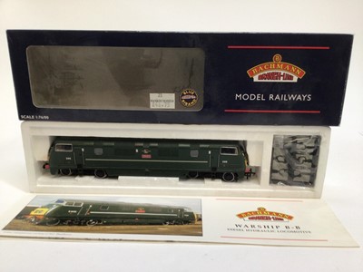 Lot 38 - Hornby OO Guage GWR Diesel Railcar No29, R2524, Class 121 Driving Motor Brake "W55027", R2509, Class 08 Diesel Shunter R156, Bachmann Class 42 Warship Diesel D818 "Glory" 32-059, all boxed (4)