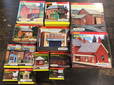 Lot 47 - Railway Hornby OO Gauge Skaedale a selection of 20 boxed models including Waiting Room, Hansons Bakery, Strawsons Warehouse, Corner Tarreace Off Licence and others (20)
