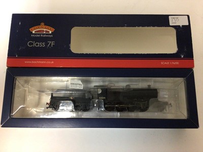 Lot 130 - Bachmann OO gauge Class 57XX 8732 BR black late crest 32-216, Class 64XX 6424 GWR green 31-635A, Class 7F 53809 31-011 all boxed (3)