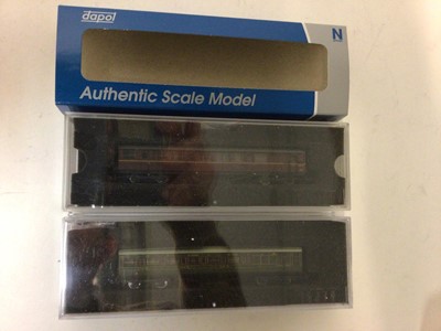 Lot 208 - Dapol N gauge Maunsell coaches composite 5140 & 6565 lined green Nos 2P-012-154 & 2P-012-075, Gresley Coach BR Maroon Nos 2P-011-074 & 2P-011-273, plus "Santa Fe2 3275 cafe observation cariage, "St...