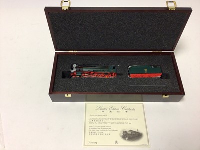 Lot 223 - Bachmann OO gauge Limited Edition 572/1000 KCR WD locomotive and tender, 2-8-0 "Austerity" No21, in Kowloon & Canton Railway (British Section) livery, in presentation wooden box, certificate, 32-25...