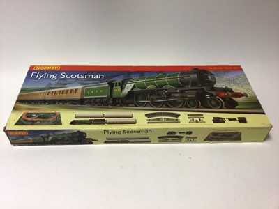 Lot 231 - Hornby OO gauge 4-6-2 Class A1 "Flying Scotsman" boxed train set with LNER green locomotive and tender 4472, two LNER teak composite coaces and one brake coach, plus accessories including play mat,...