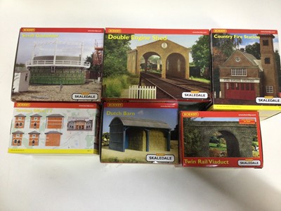 Lot 251 - Hornby OO gauge Skaledale selection of boxed buildings including County Fire Station, Double Engine Shed, Railway Bridge, Platform Foot Bridges etc (20)