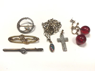 Lot 7 - Victorian 15ct gold diamond set flower head bar brooch and group of 9ct gold jewellery