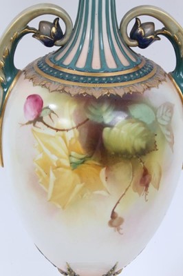 Lot 215 - Worcester vase