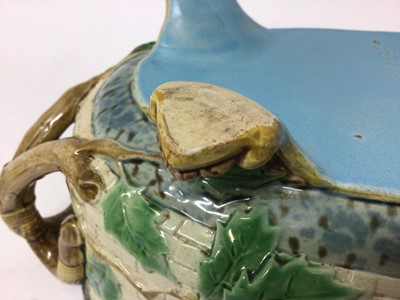 Lot 209 - Minton majolica tureen